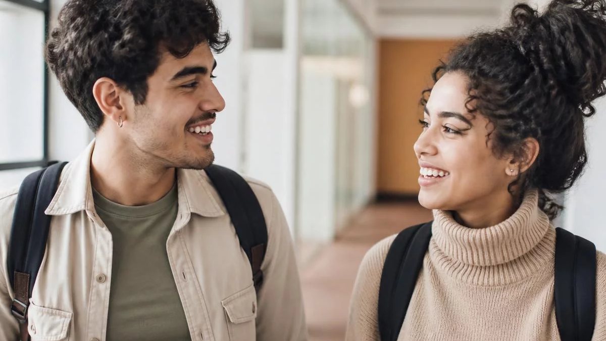 Grupo pequeno em volta da mesa de reunião, cada um com folhas impressas na mão