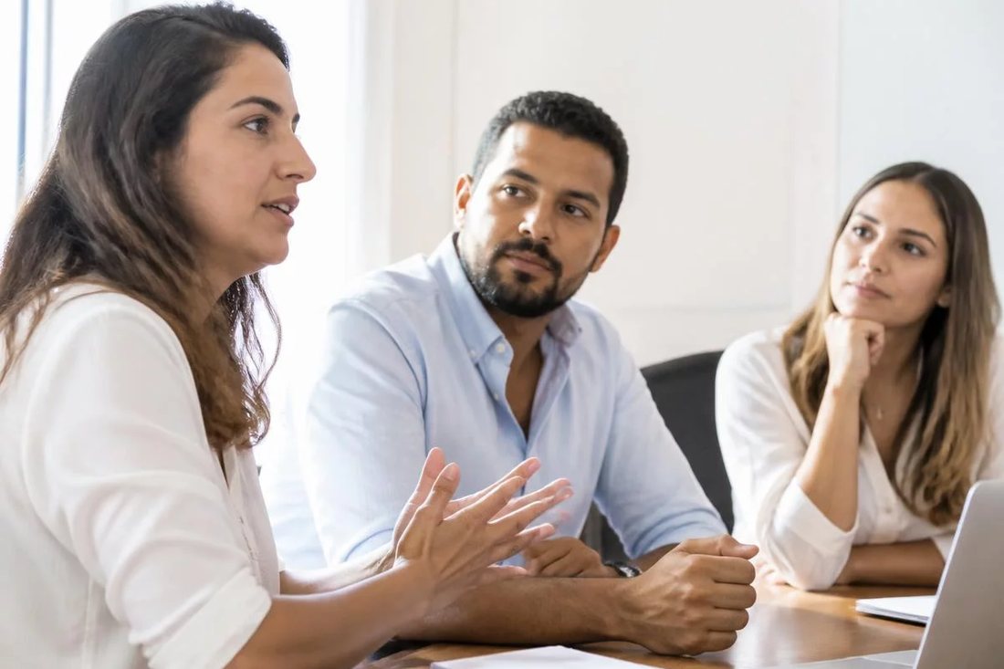 Participante falando em pé enquanto o restante da turma acompanha sentado